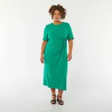Vestido midi verde con corte a la rodilla, mangas cortas y detalle drapeado en la cintura.