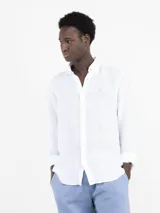 Camisa blanca de lino con corte regular fit, cuello italiano, cierre con botones, manga larga y logo bordado en el pecho.