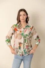 Camisa celeste con estampado de motivos tropicales, de corte clásico y manga larga.