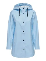 Chaqueta impermeable celeste con capucha, bolsillos al frente y cierre con broches.