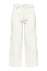 Pantalón capri blanco de tiro alto y corte ancho.