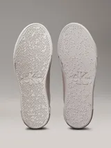 Zapatillas urbanas Calvin Klein color gris claro con plataforma y logo CK en el lateral. Presentan detalles en color rosa en el talón y el logo.