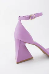 Sandalias negras de cuero sintético con punta cuadrada, tira delgada sobre los dedos y pulsera con hebilla al tobillo. Taco geométrico triangular. Marca Trend.