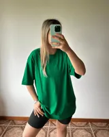 Remerón de algodón color verde intenso, de corte muy holgado (oversize) y cuello redondo, con mangas cortas.