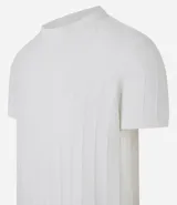 Remera de manga corta color marrón, con cuello redondo y textura acanalada vertical. Confeccionada en viscosa y poliamida.