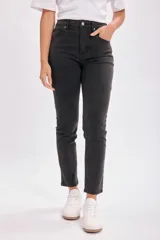 Pantalón de jean negro de corte recto, tiro alto y largo al tobillo.
