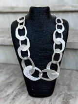 Collar plateado con eslabones grandes de forma irregular y textura martillada.