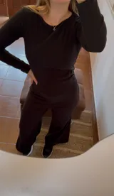 Pantalón básico negro con elástico en la pretina, confeccionado en jersey térmico.