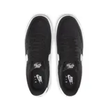 Zapatillas Nike Air Force 1 '07 de cuero negro con detalles en blanco, suela de goma blanca y perforaciones en la puntera.