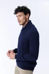 Sweater azul marino de punto con cuello cruzado y cierre de un botón.