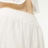 Short blanco con bordados y punto calado, de corte recto y cintura alta.
