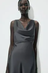Vestido midi gris oscuro de satén, con escote drapeado y corte al bies.