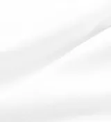 Buzo blanco de algodón con medio cierre frontal, cuello polo, corte ligeramente oversize, largo corto y dos bolsillos laterales. Estampado frontal con el logo de la marca Sporty & Rich en color verde.