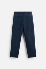 Pantalón azul marino de algodón con corte regular fit, bolsillos delanteros y traseros de vivo, cierre frontal con cremallera y botón.