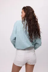 Short de vestir color celeste, de corte sastrero.