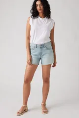 Short de jean celeste con tiro alto, corte a la rodilla y ruedo desflecado.