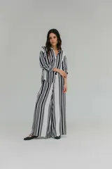 Pantalón blanco con rayas verticales negras, de tiro alto y corte palazzo.