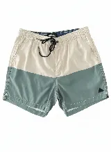 Short de baño color beige y verde con cintura elástica y cordón ajustable. Tiene dos bolsillos laterales y uno trasero.