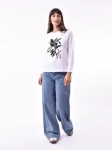 Remera blanca de manga larga con estampa rectangular dorada con diseño animal print y texto 'Fearless, fierce & fabulous'.