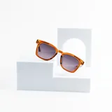 Lentes de sol Berna color caramelo con marco cuadrado y cristales degradé.