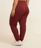 Pantalón deportivo estilo jogger color ladrillo, confeccionado en poliviscosa. Cuenta con cintura ajustable, bolsillos laterales y dobladillo ajustado.