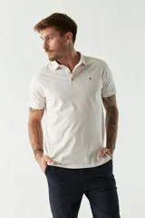 Remera con cuello polo en tejido buttoné, corte regular, logo bordado y mangas cortas.