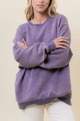 Sweater de mujer color lila con efecto lavado vintage, de calce oversize, cuello redondo y terminaciones acanaladas.