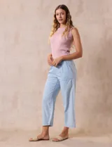 Pantalón blanco liso marca Dash, con pretina trasera elastizada y bolsillos delanteros y traseros. Corte cropped.