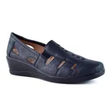 Zapato casual Korium Confort Rhonda color rosa con detalles calados y plataforma baja.