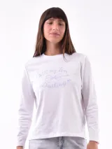 Remera blanca de manga larga con cuello redondo y estampado frontal con la frase "All my love darling" en color celeste.