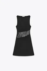 Vestido corto negro de cuello barco y sin mangas, con panel lateral de encaje floral transparente.