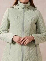 Campera capitoneada verde claro, marca Gallery, con abertura central con cierre, bolsillos delanteros y capucha desmontable. Forro interno a tono.
