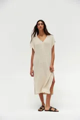 Vestido midi de punto calado color crudo, con escote en V, mangas cortas y aberturas laterales.