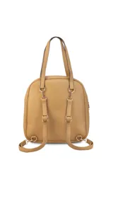 Mochila color marrón con doble asa de mano y correas traseras regulables. Presenta un bolsillo frontal con cierre y compartimento interno para iPad.