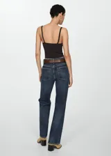 Pantalón de jean azul oscuro de corte recto, tiro alto y cinco bolsillos.