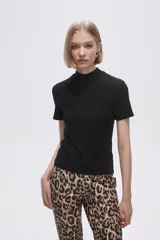 Remera blanca de viscosa con cuello alto y manga corta.