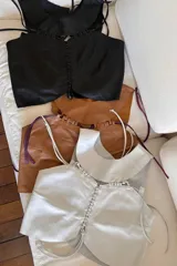 Top de cuero ovino color caramelo con detalles artesanales en pasamanería color fucsia vintage. Se puede usar solo o como chaleco con una camisa o remera por debajo.