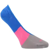 Calcetín invisible (tipo soquete) de tejido de punto con bloques de color: azul eléctrico en la parte superior, rosa vibrante en el mediopié y gris en la puntera.