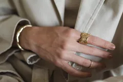 Anillo ancho de bronce con textura irregular.