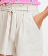 Short negro de lino y viscosa, con cintura elástica, cinturón tipo faja y bolsillos delanteros.