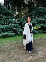 Zapatillas bajas con estampado animal print de vaca en blanco y negro, con cordones marrones y suela color caramelo.