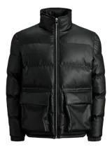 Campera puffer negra de cuero sintético con cuello alto, cierre frontal con cremallera, bolsillos delanteros con solapa y puños elásticos.