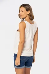 Musculosa negra con escote cuadrado, breteles anchos y bolsillo de parche en el pecho.