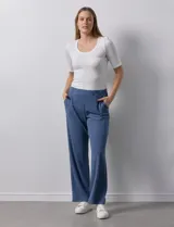 Pantalón largo azul de tejido suave, marca Ruby Rd. Tiene pretina ancha elastizada y bolsillos laterales.