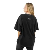 Remera negra con efecto gastado y estampado frontal con letras blancas estilo graffiti.