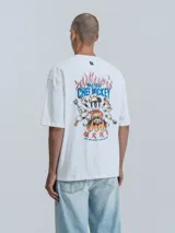 Remera blanca de algodón con cuello redondo y calce oversize. Estampado frontal con diseño de Mickey Mouse como chef rodeado de llamas y utensilios de cocina.