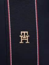 Mochila Tommy Hilfiger Corporate azul marino de nailon con acabado liso. Tiene un diseño curvo, parte posterior acolchada, cierre de cremallera, asa superior, correas ajustables, compartimento principal, bolsillo interior abierto, bolsillo exterior con cremallera e insignia del monograma TH en la parte delantera.