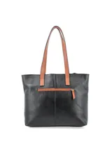 Cartera shopper de cuero vacuno color negro con detalles en marrón. Tiene logo metálico de la marca, doble asa de hombro y bolsillo frontal con cierre.