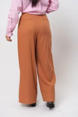 Pantalón sastrero de lino color celeste, de corte ancho y tiro alto.
