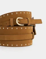 Cinturón tipo faja color marrón camel de cuerina con hebilla metálica dorada y apliques de tachas doradas.